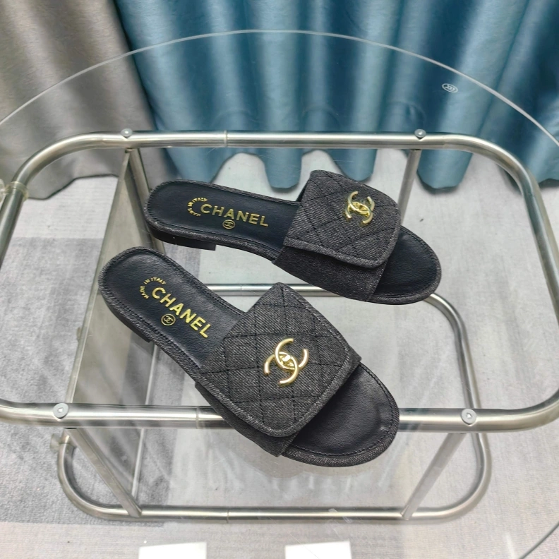 Versatile Chxnxl Slippers 121771