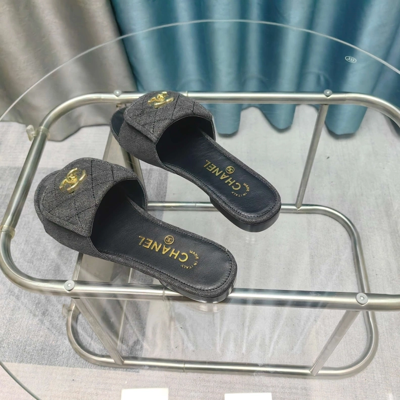 Versatile Chxnxl Slippers 121771