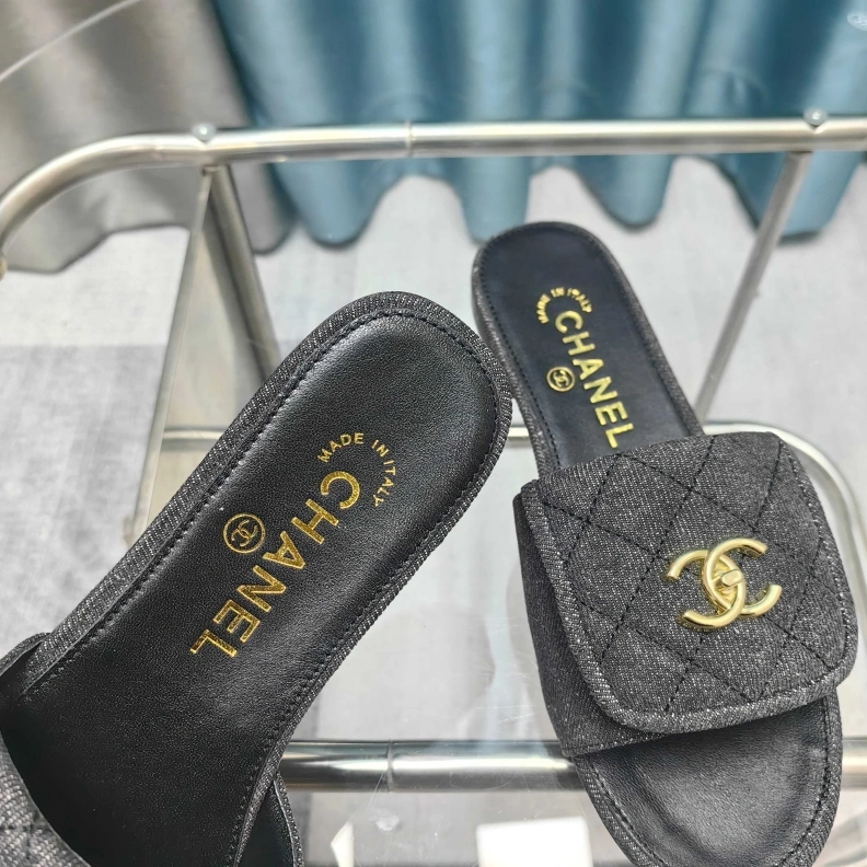 Versatile Chxnxl Slippers 121771