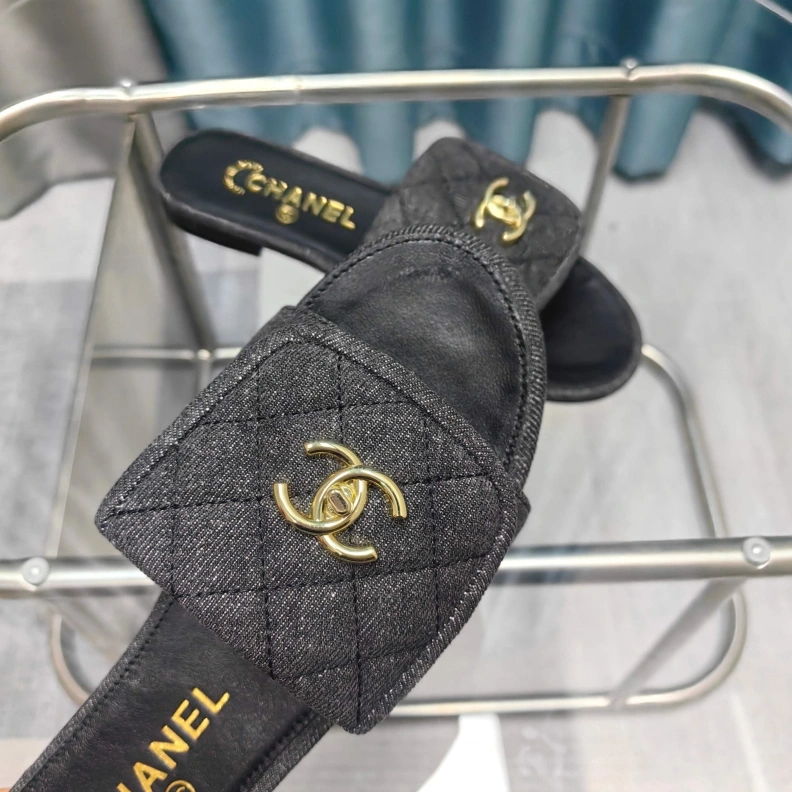Versatile Chxnxl Slippers 121771