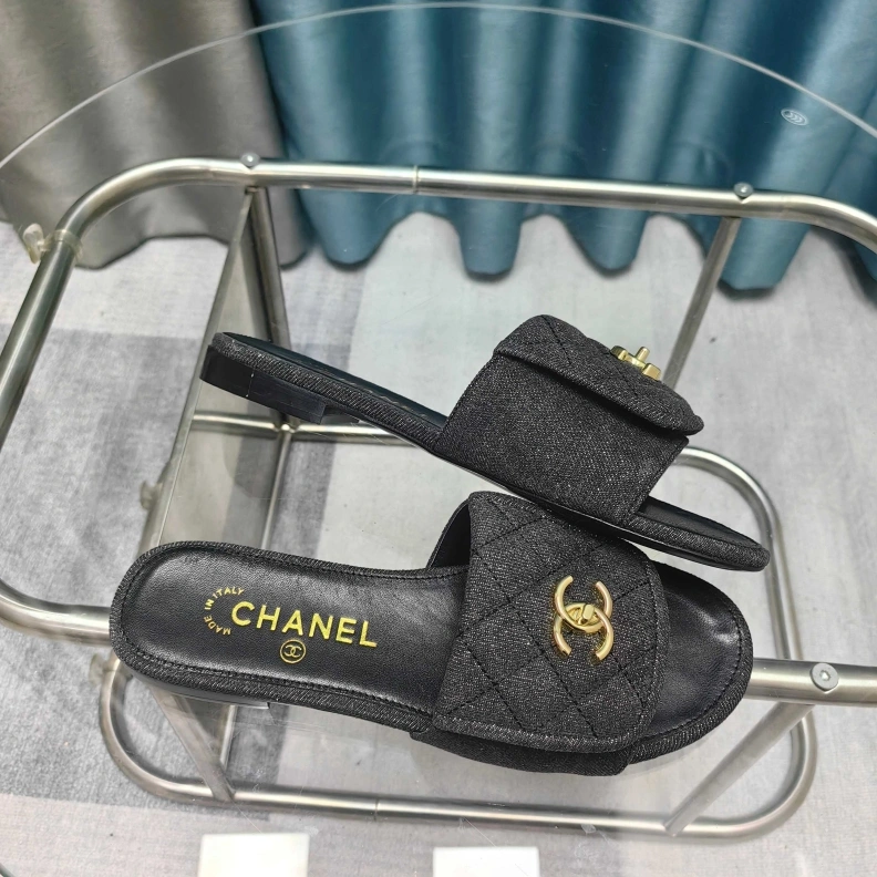 Versatile Chxnxl Slippers 121771