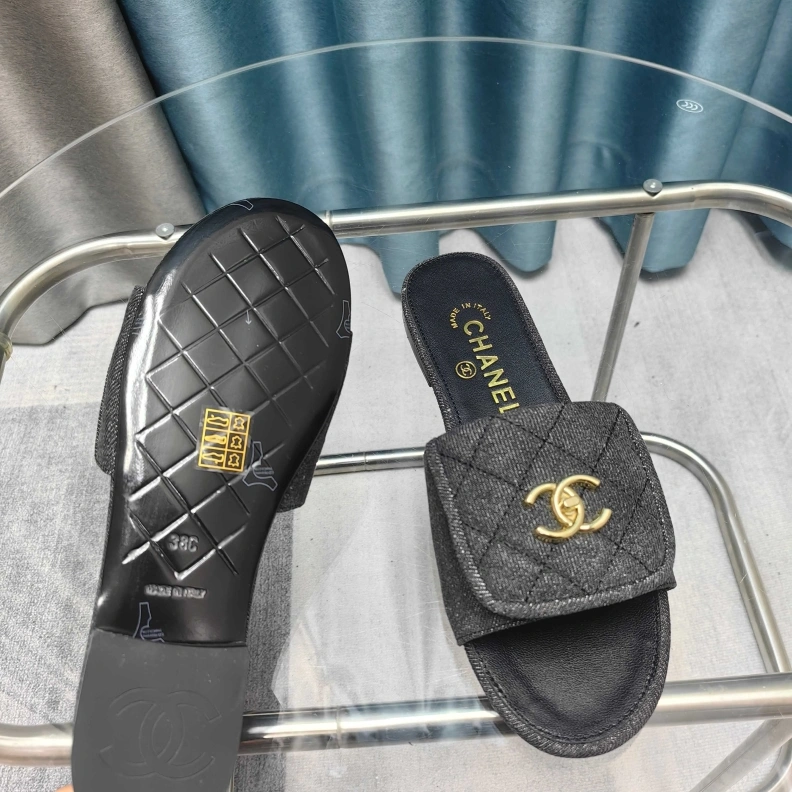 Versatile Chxnxl Slippers 121771