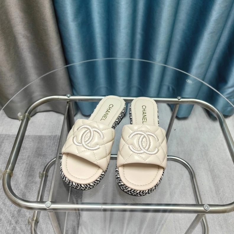 EyeCatching Chxnxl Slippers 121757