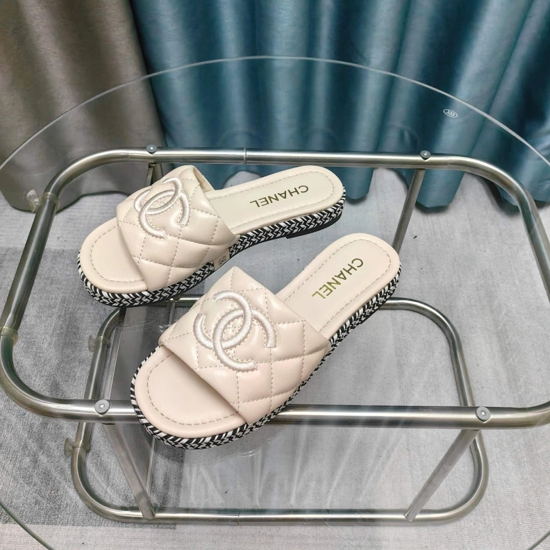 EyeCatching Chxnxl Slippers 121757
