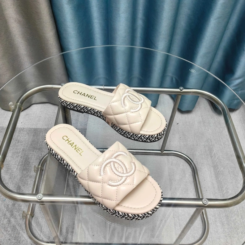 EyeCatching Chxnxl Slippers 121757