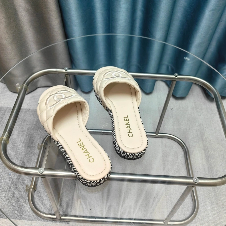 EyeCatching Chxnxl Slippers 121757