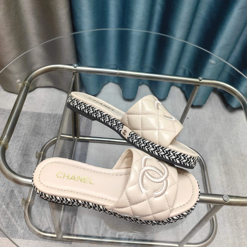 EyeCatching Chxnxl Slippers 121757