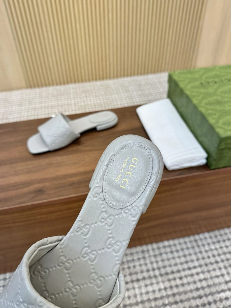 Versatile Gxccx Slippers 157822