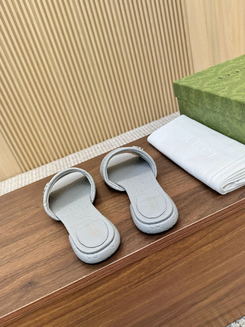 Versatile Gxccx Slippers 157822