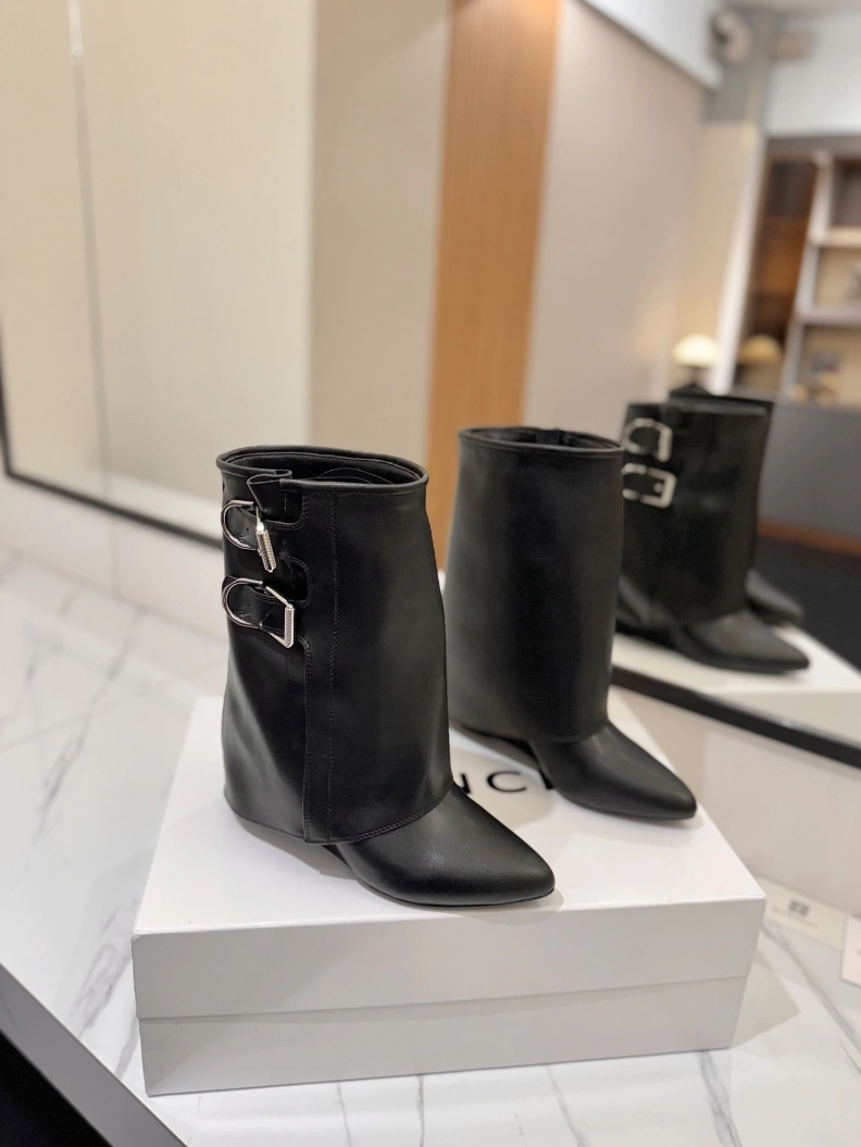 Practical Gxvxnchy Boots 153240