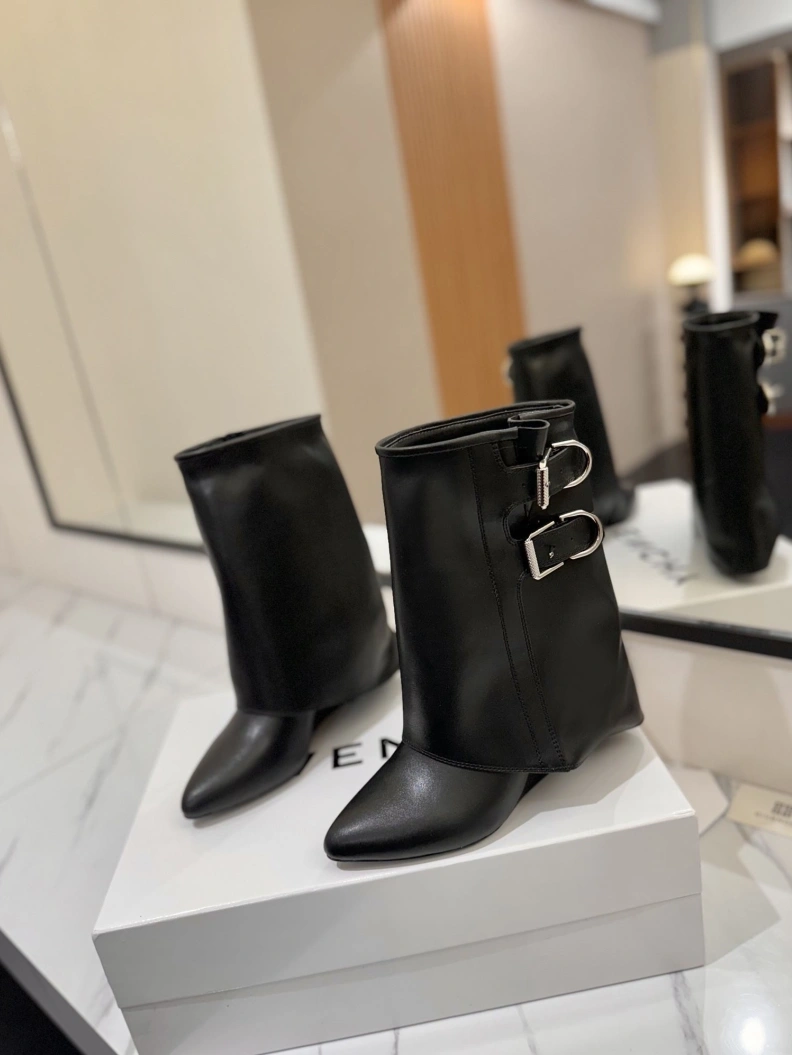Practical Gxvxnchy Boots 153240