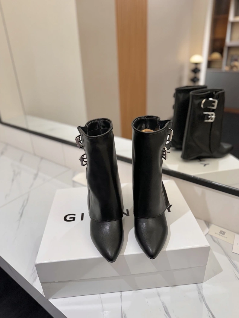 Practical Gxvxnchy Boots 153240