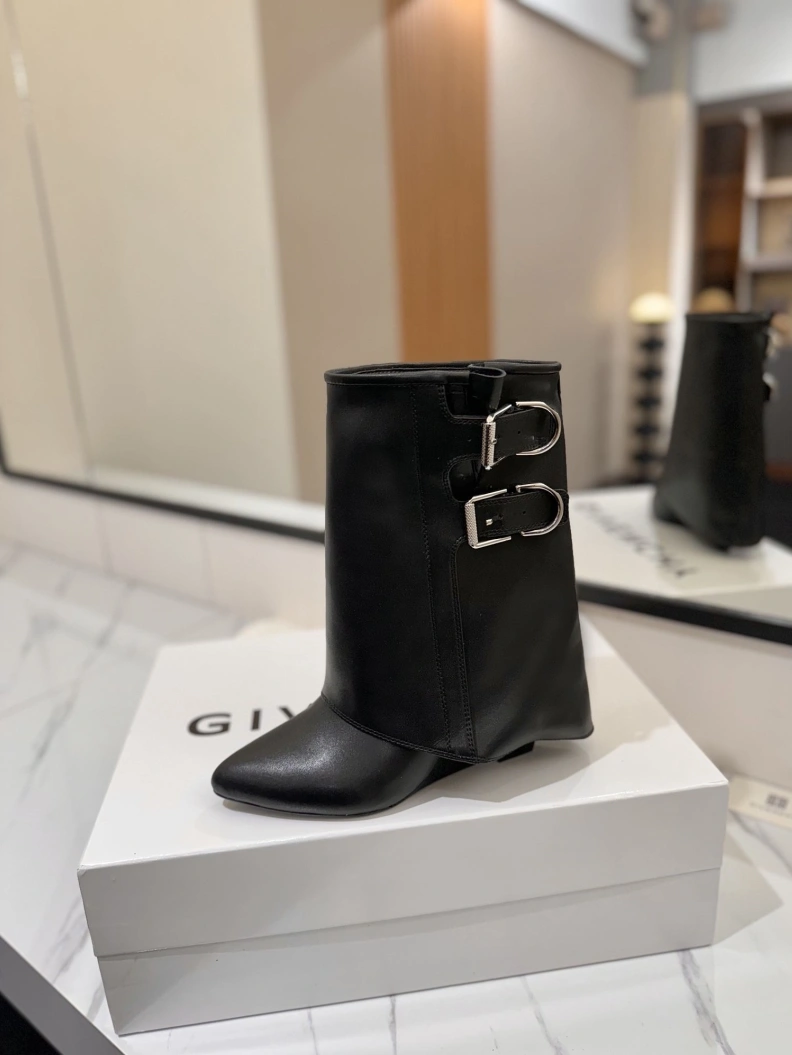 Practical Gxvxnchy Boots 153240