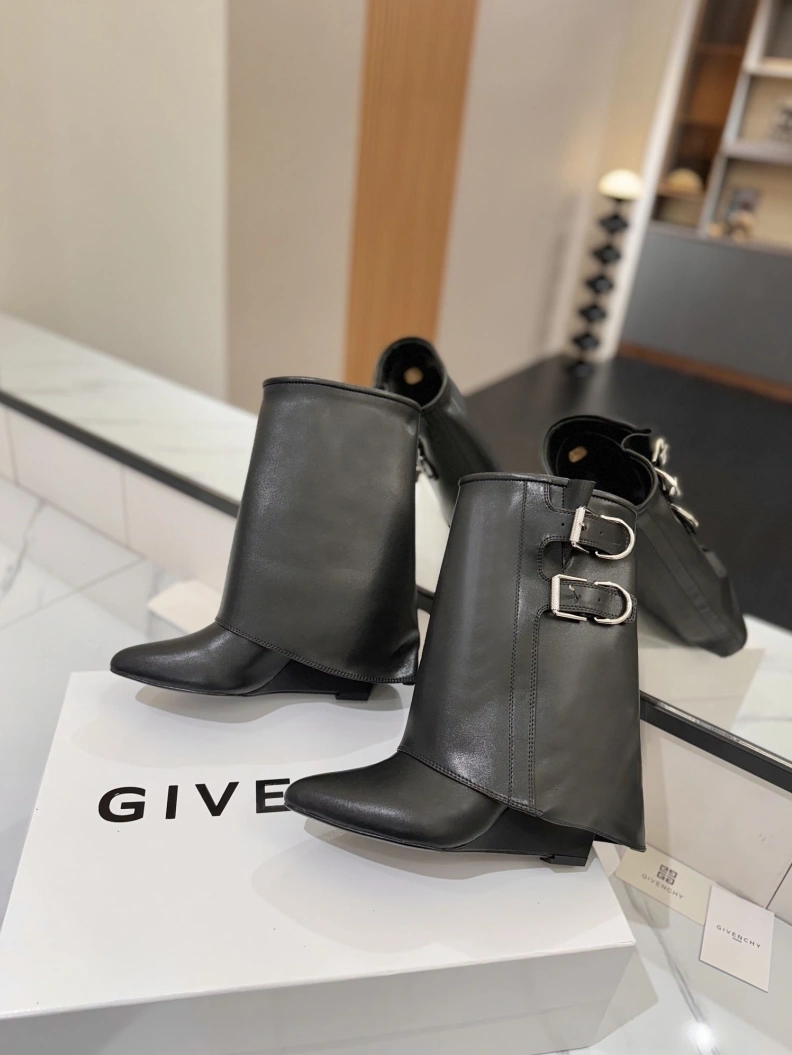 Practical Gxvxnchy Boots 153240