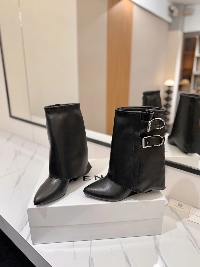 Practical Gxvxnchy Boots 153240