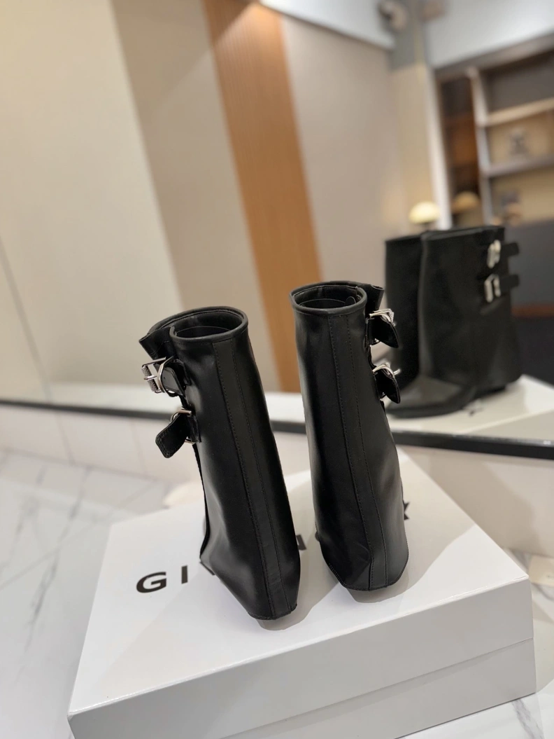 Practical Gxvxnchy Boots 153240