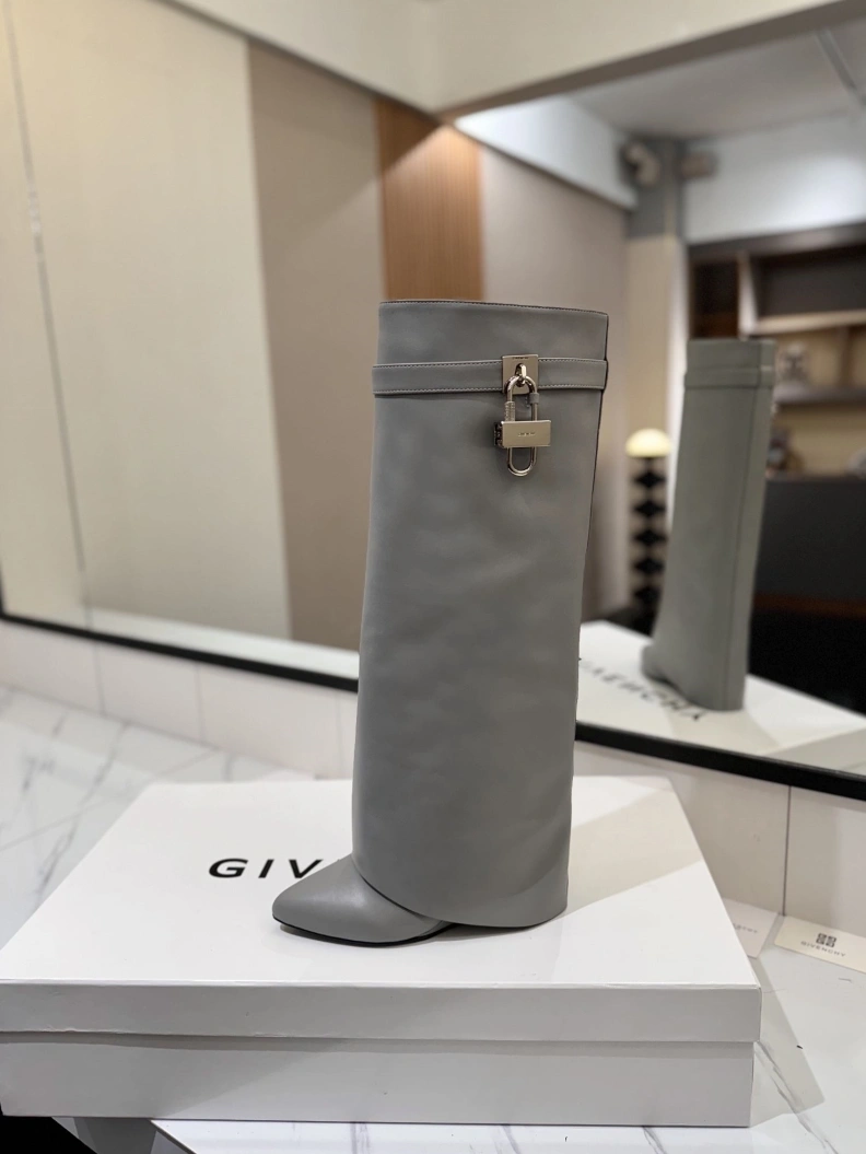 Gxvxnchy Boots Modern 153214