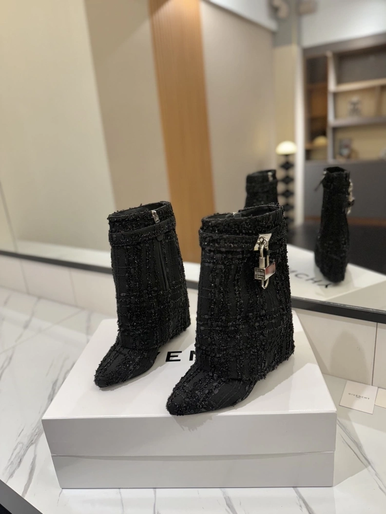 Gxvxnchy Boots Resilient 153210