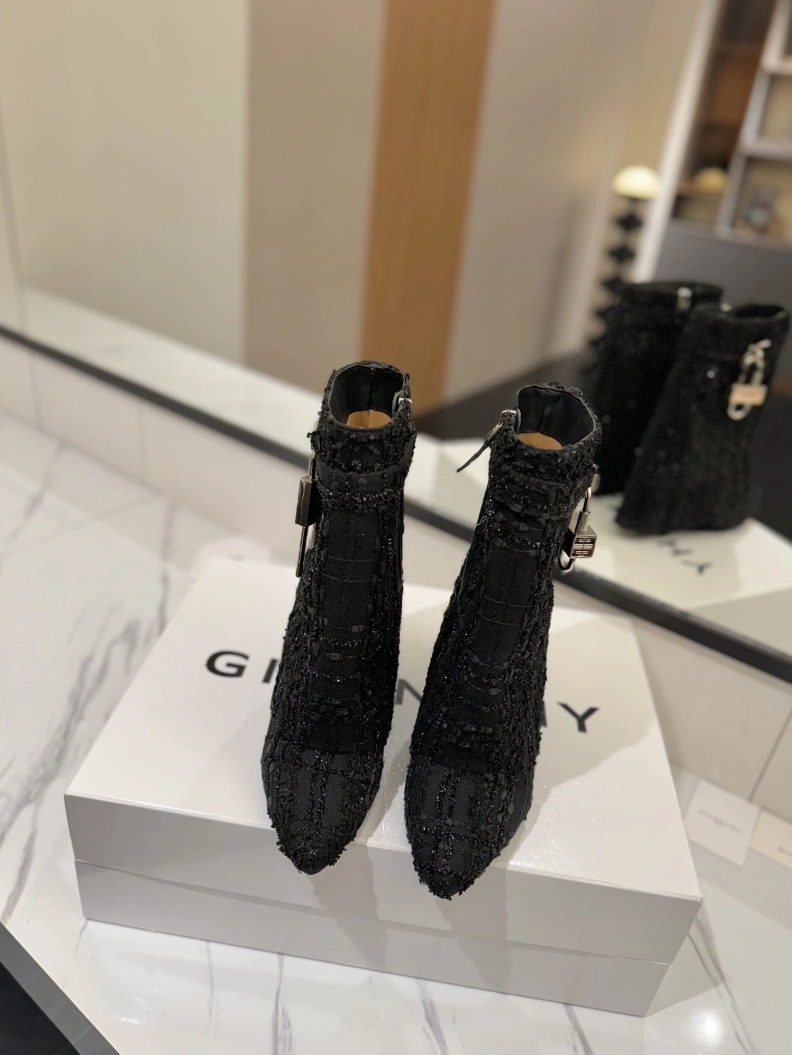 Gxvxnchy Boots Resilient 153210