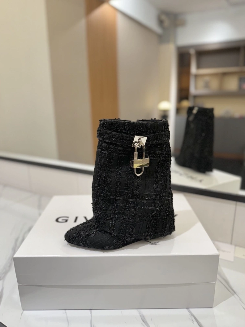 Gxvxnchy Boots Resilient 153210