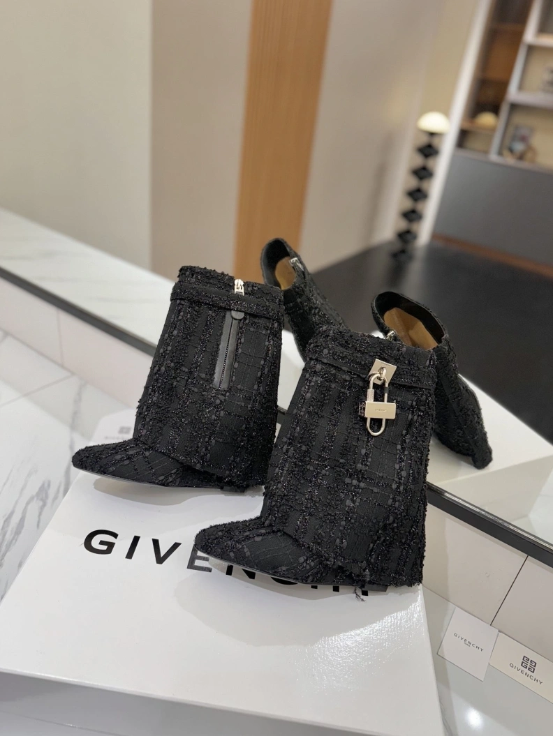 Gxvxnchy Boots Resilient 153210