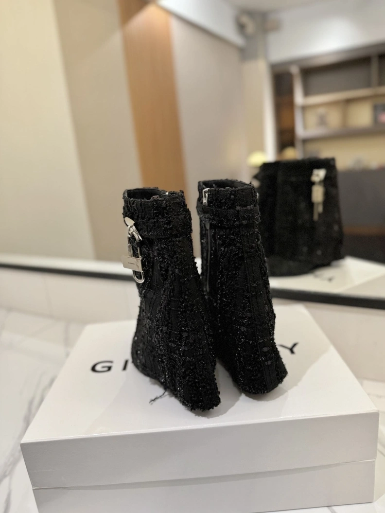 Gxvxnchy Boots Resilient 153210