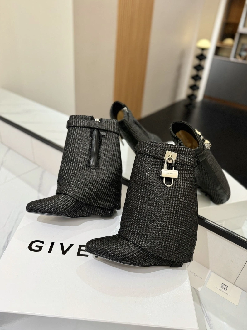 Soft Gxvxnchy Boots 153196