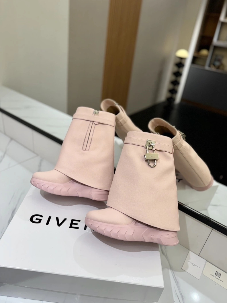 Gxvxnchy Boots Practical 153187