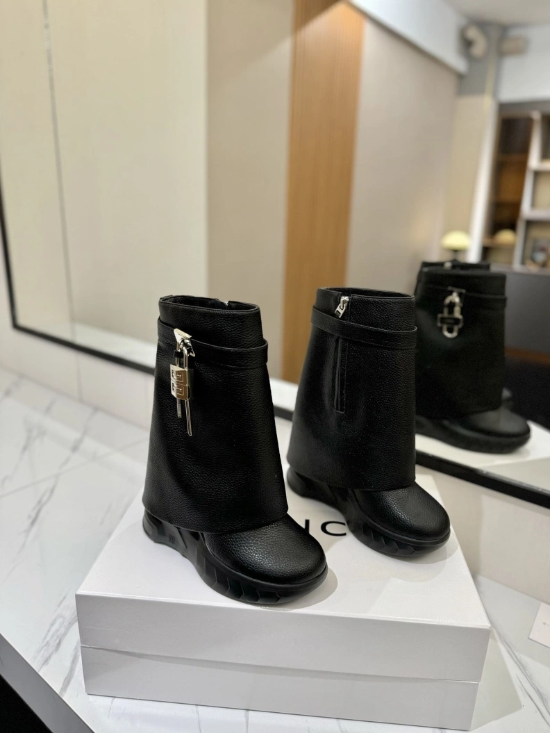 Versatile Gxvxnchy Boots 153186