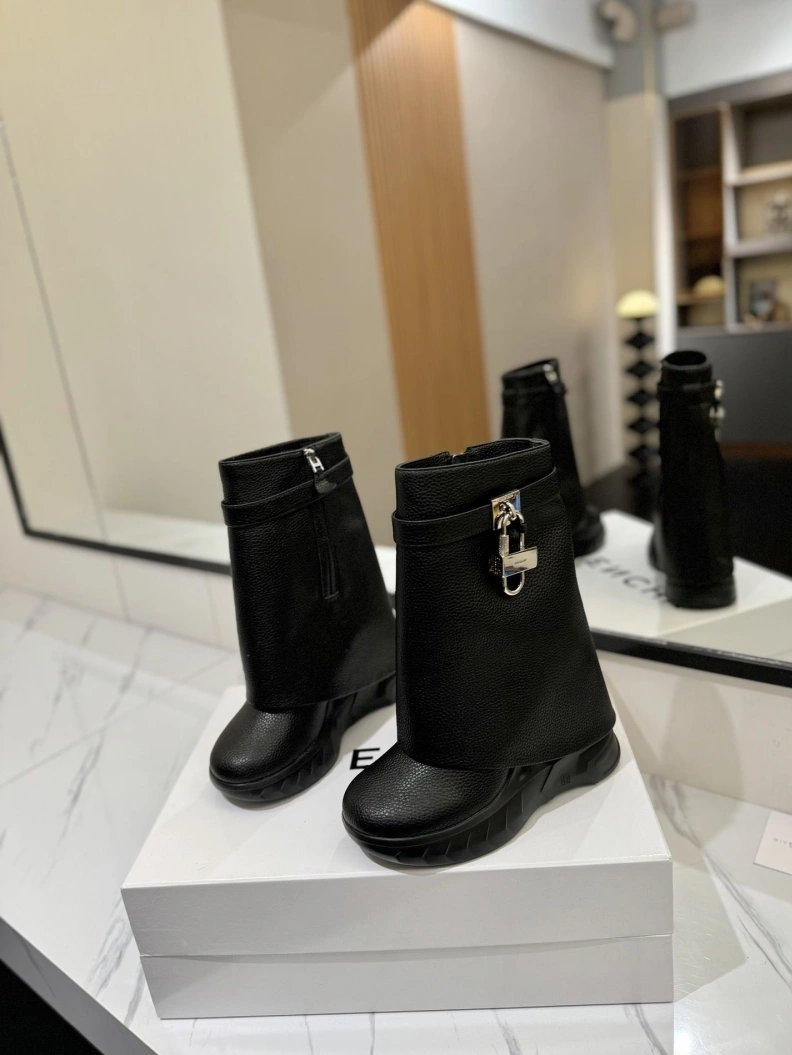 Versatile Gxvxnchy Boots 153186