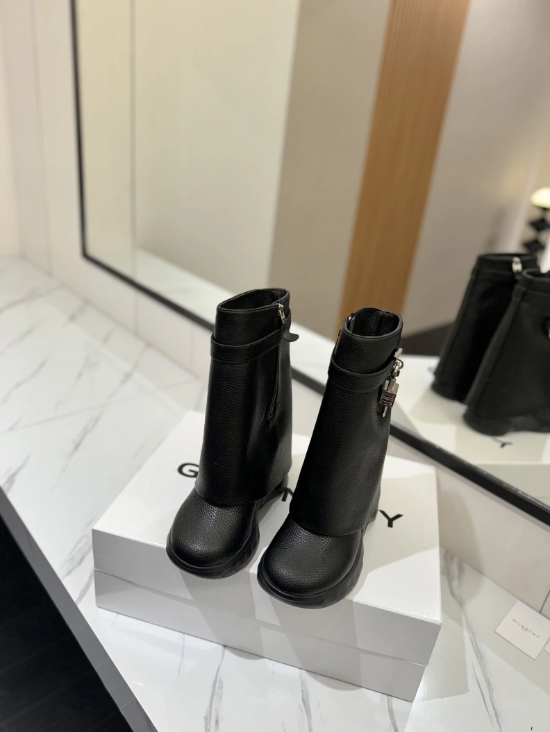 Versatile Gxvxnchy Boots 153186