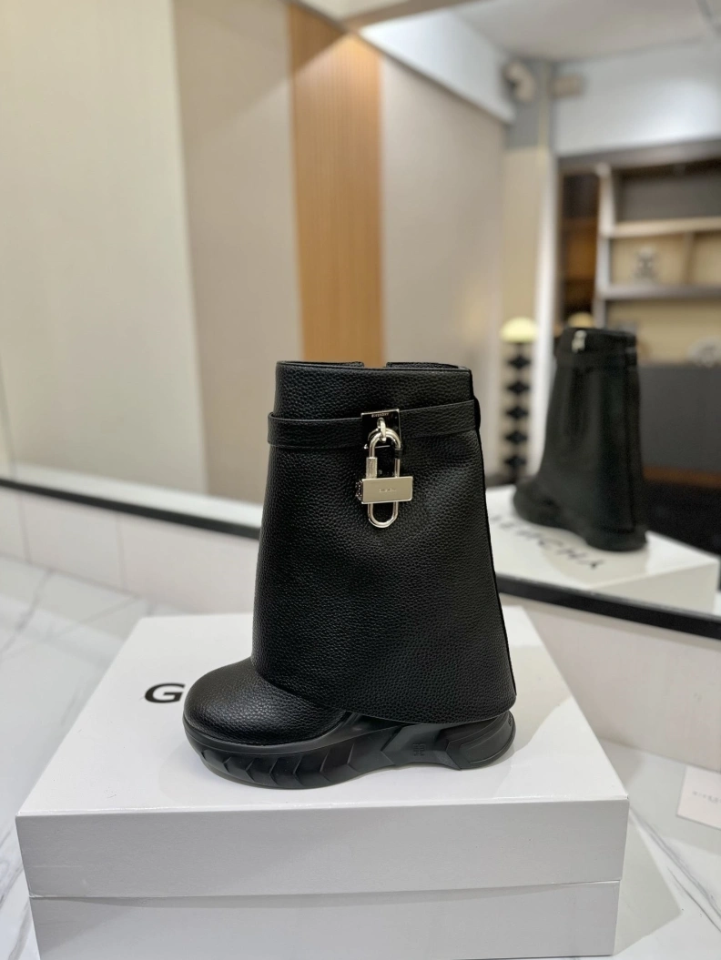 Versatile Gxvxnchy Boots 153186