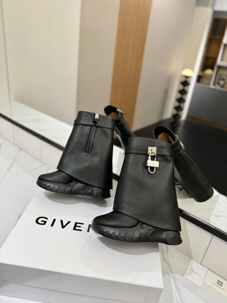 Versatile Gxvxnchy Boots 153186