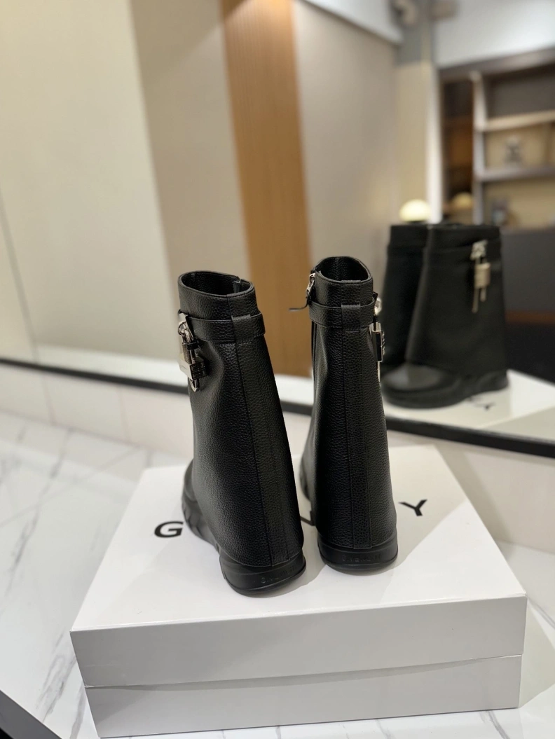Versatile Gxvxnchy Boots 153186
