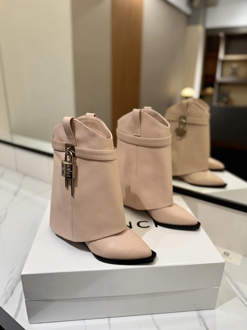 Gxvxnchy Boots Modern 153185
