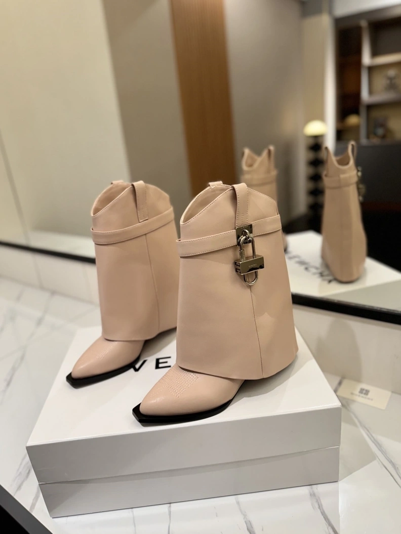 Gxvxnchy Boots Modern 153185