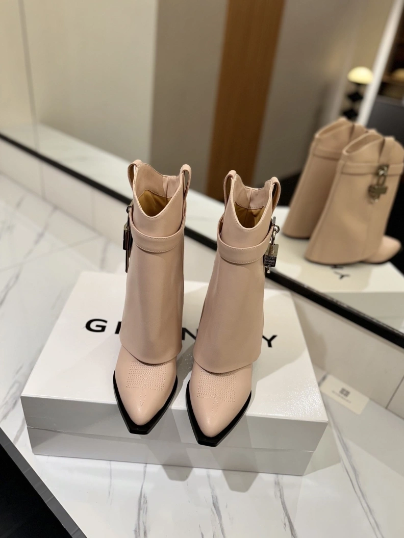 Gxvxnchy Boots Modern 153185