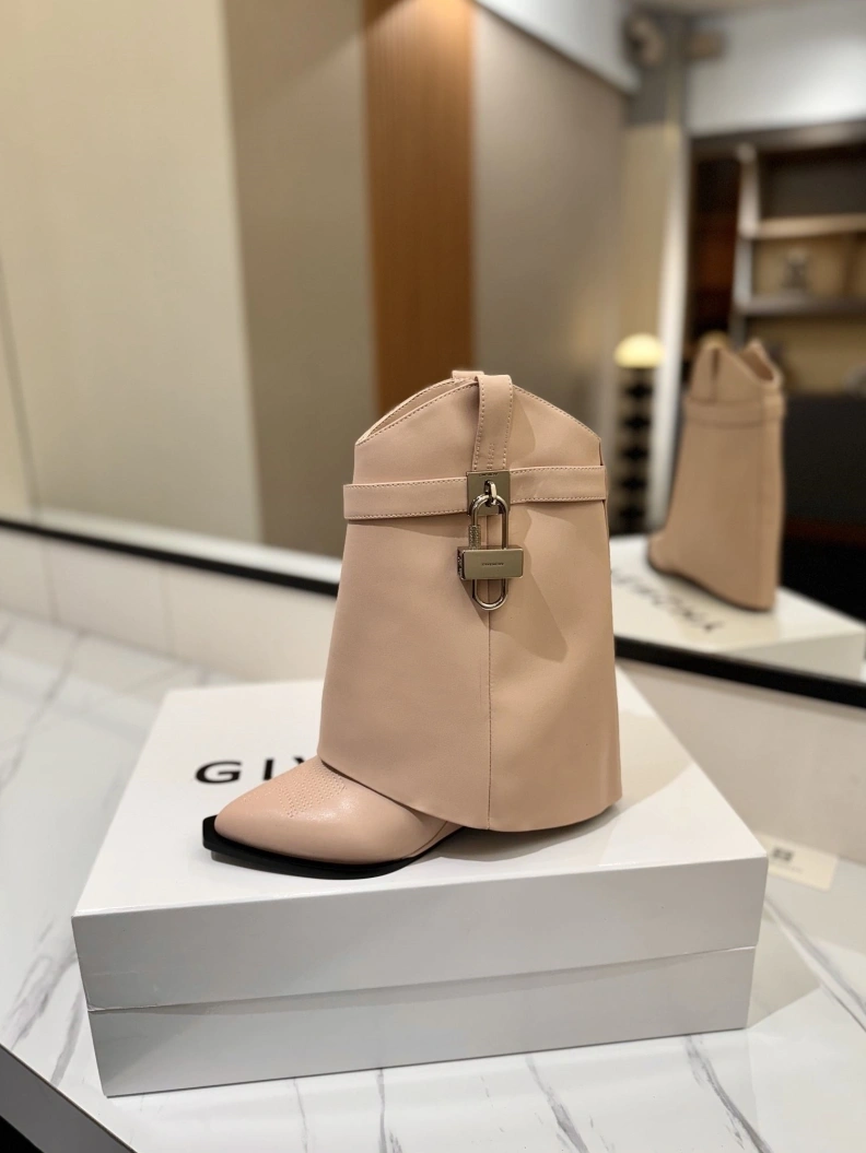 Gxvxnchy Boots Modern 153185