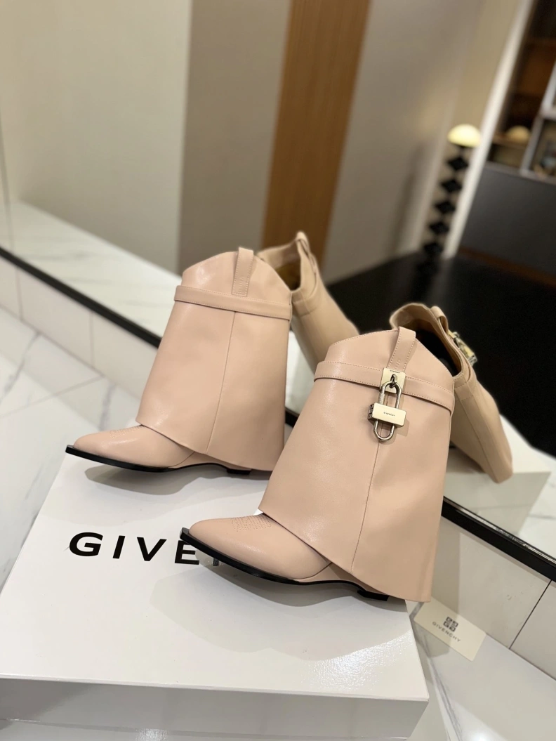 Gxvxnchy Boots Modern 153185
