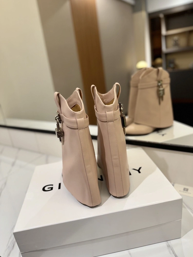 Gxvxnchy Boots Modern 153185