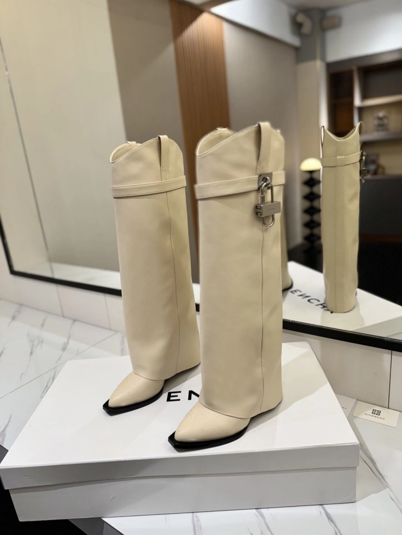 Cozy Gxvxnchy Boots 153182