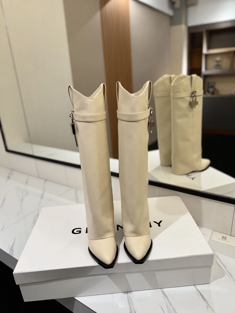 Cozy Gxvxnchy Boots 153182