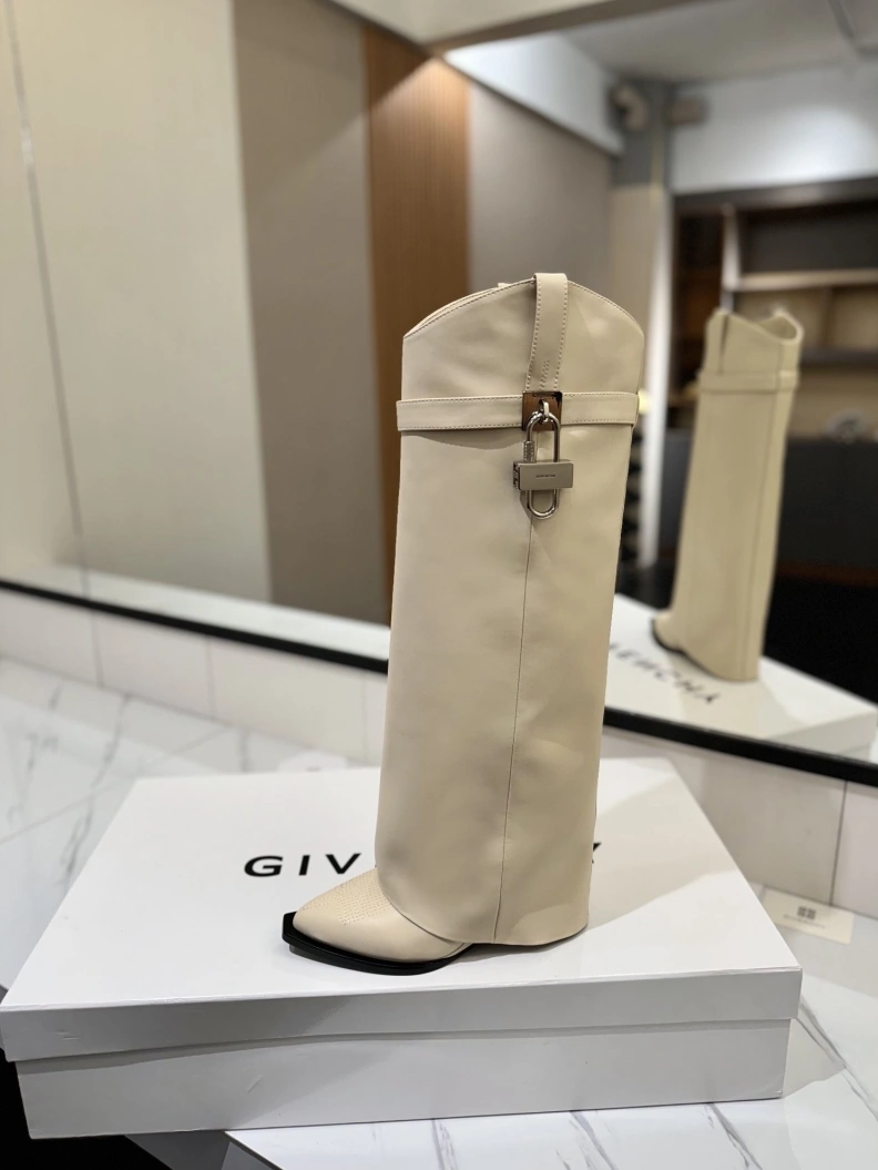 Cozy Gxvxnchy Boots 153182