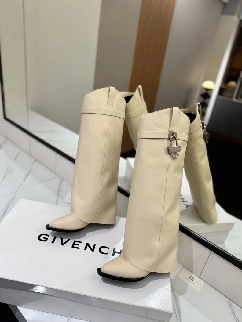 Cozy Gxvxnchy Boots 153182