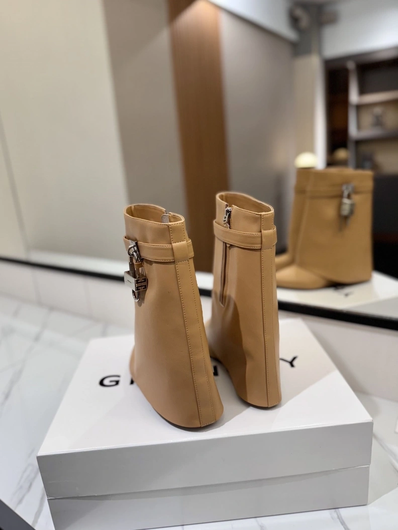 Gxvxnchy Boots Minimalist 153160