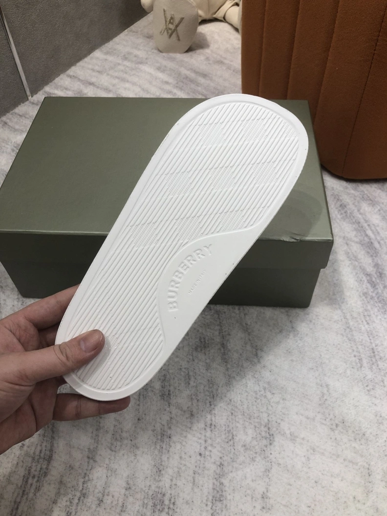 Lightweight Bxrbxrry Slippers 114999