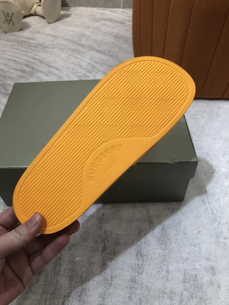 Compact Bxrbxrry Slippers 114994