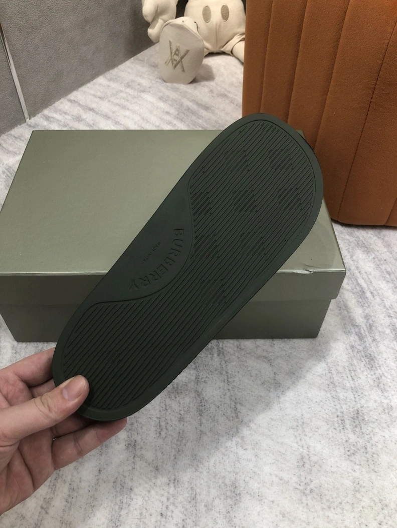 Classic Bxrbxrry Slippers 114981