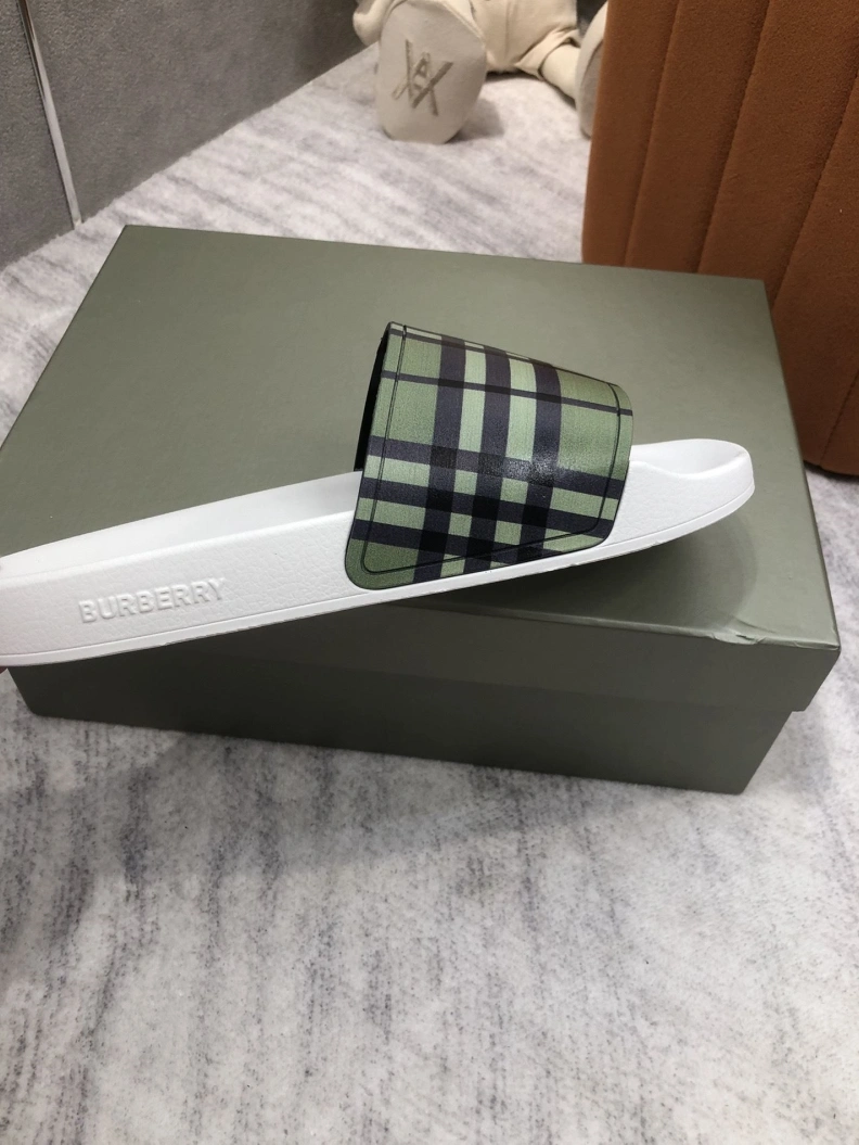 Timeless Bxrbxrry Slippers 114971