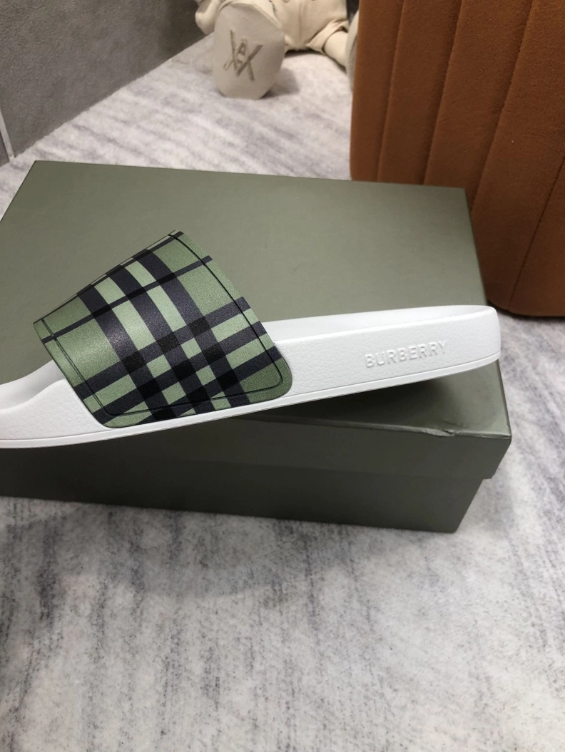 Timeless Bxrbxrry Slippers 114971